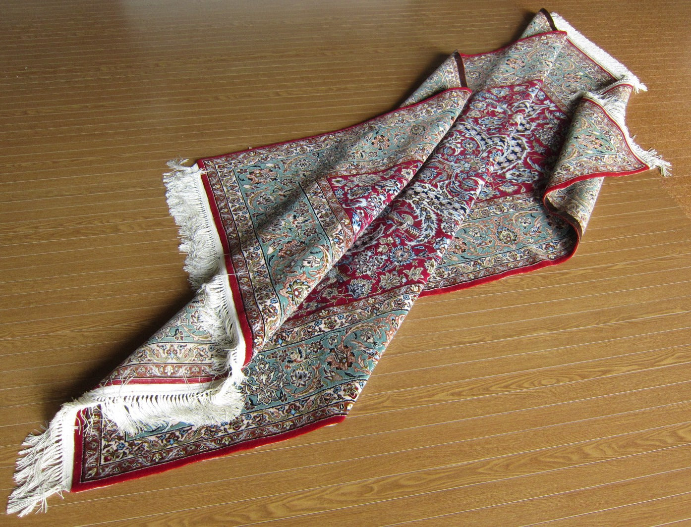 イスファハン産カーペット (238×152cm)