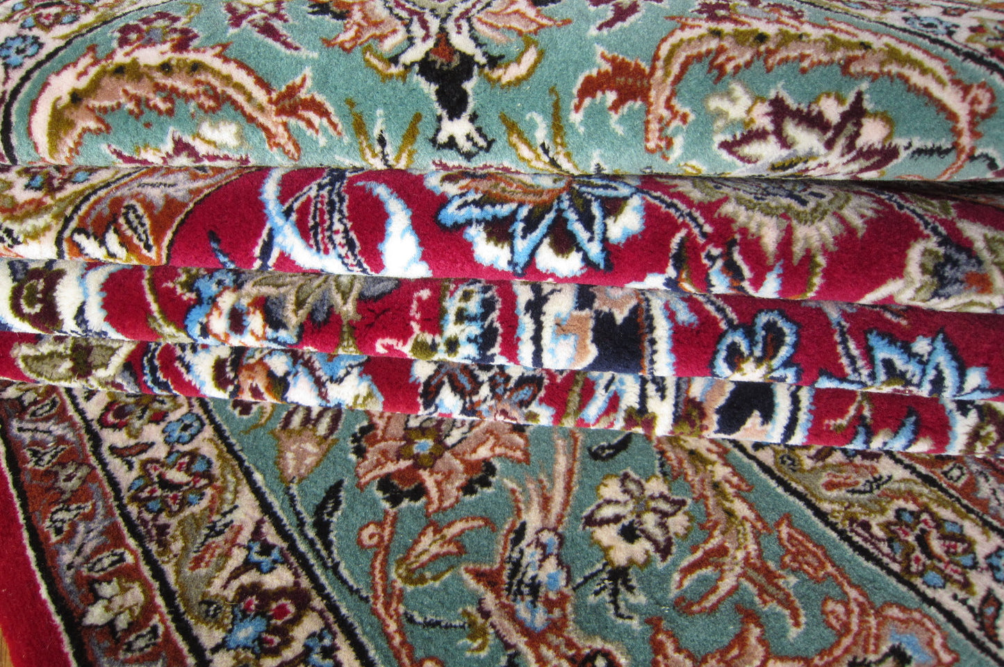イスファハン産カーペット (238×152cm)