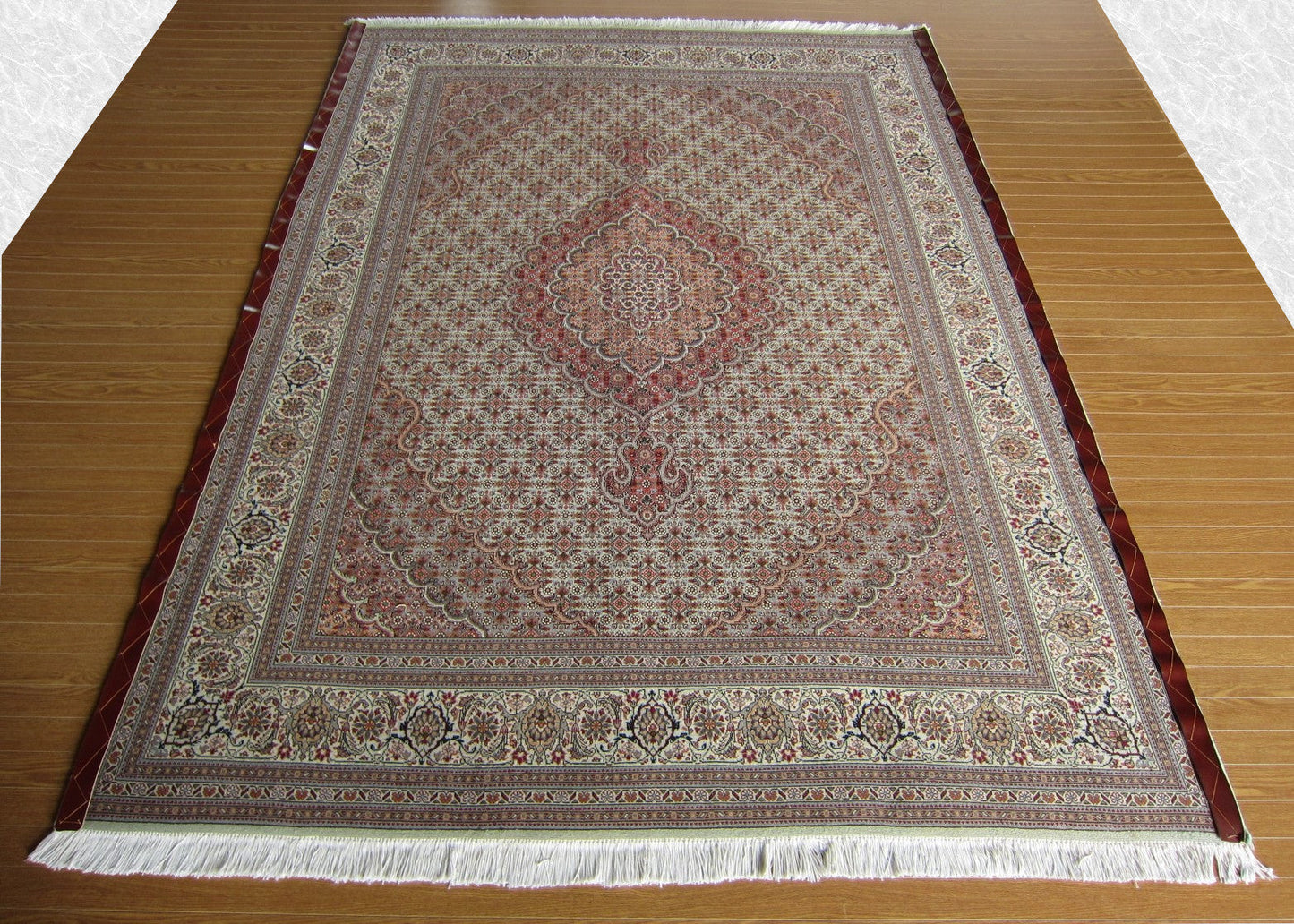 タブリーズ産カーペット (212×155cm)