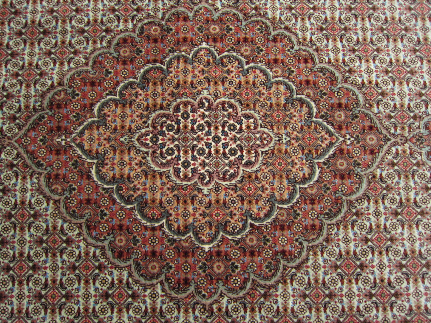 タブリーズ産カーペット (212×155cm)