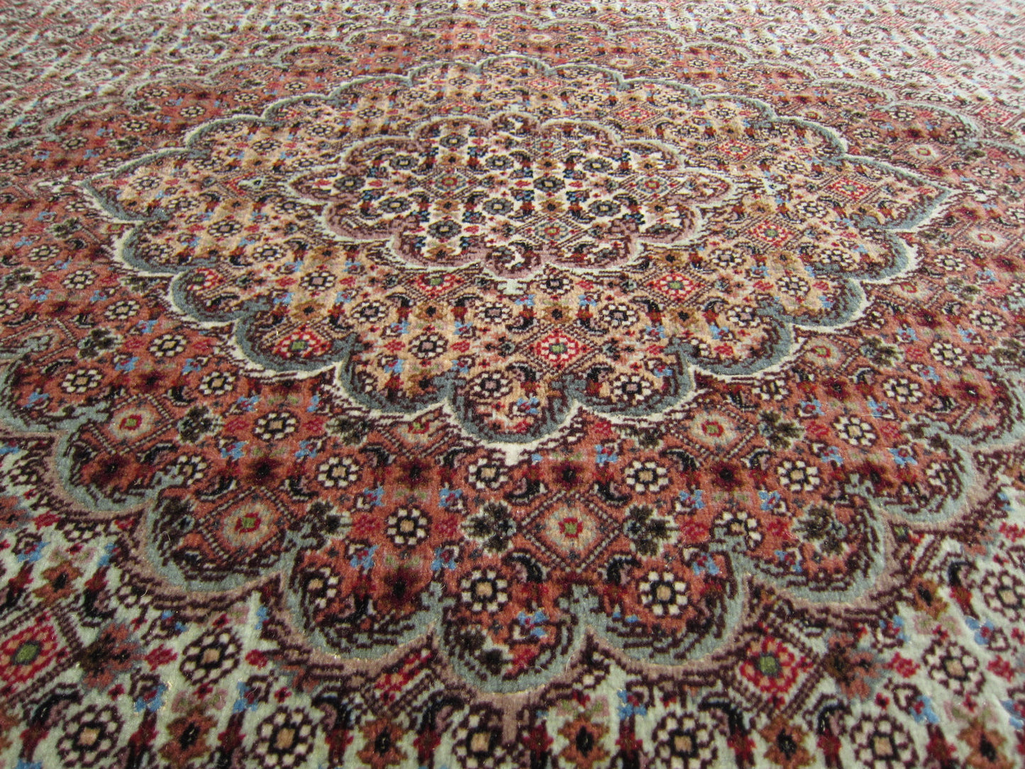 タブリーズ産カーペット (212×155cm)