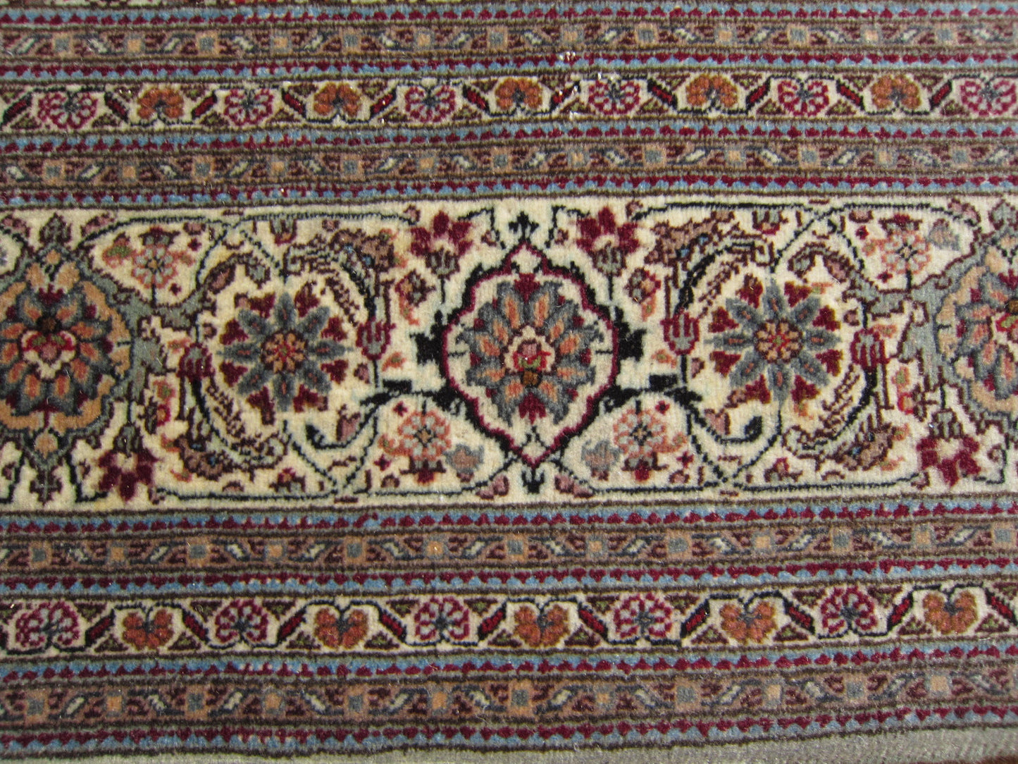 タブリーズ産カーペット (212×155cm)