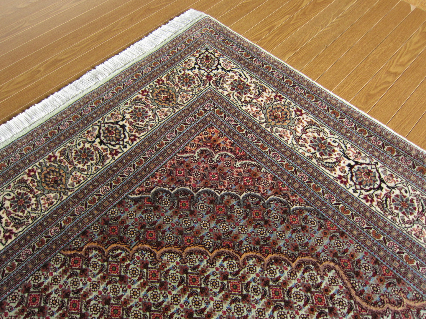 タブリーズ産カーペット (212×155cm)