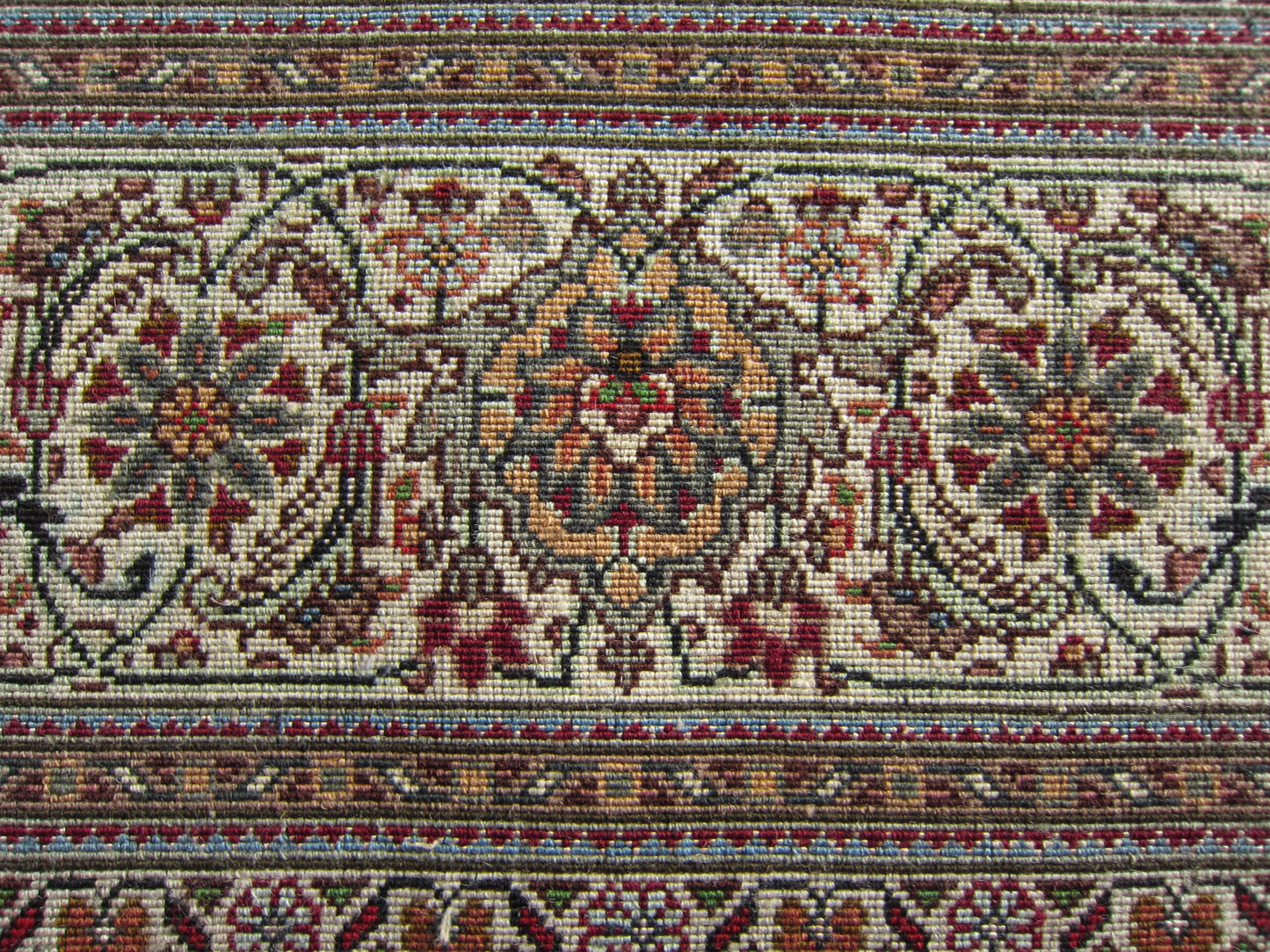 タブリーズ産カーペット (212×155cm)