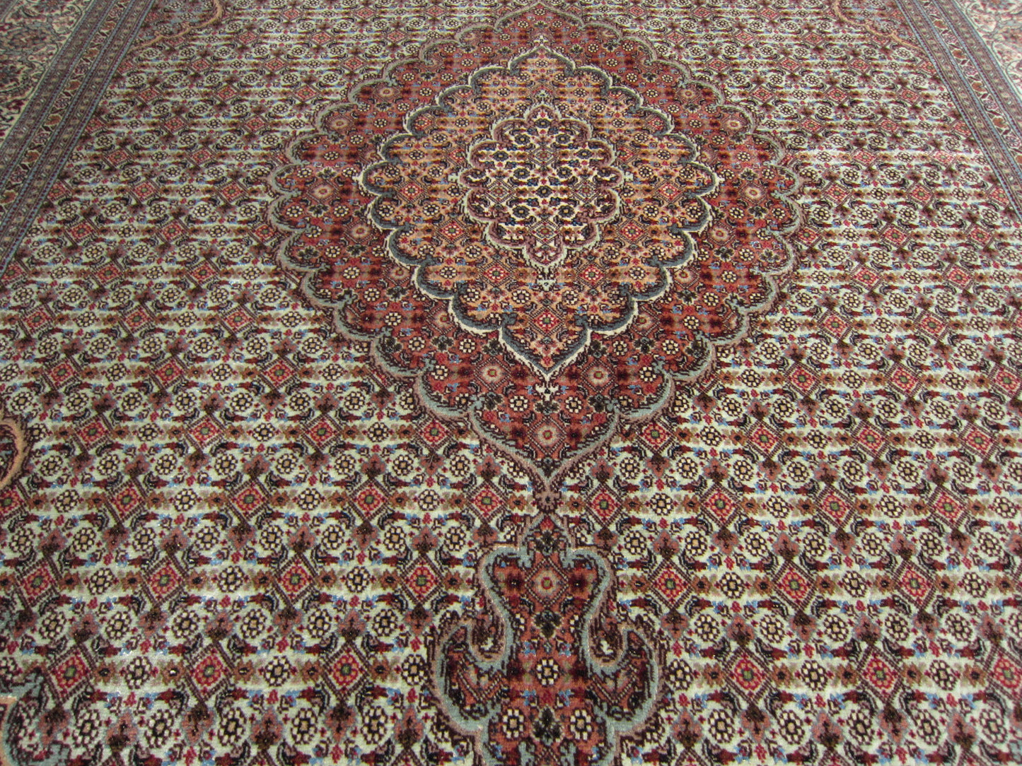 タブリーズ産カーペット (212×155cm)