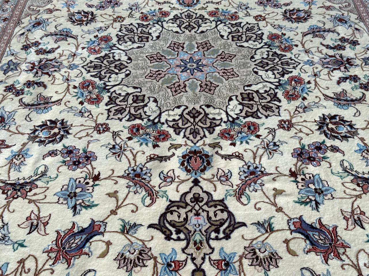 イスファハン産カーペット (246×158cm)