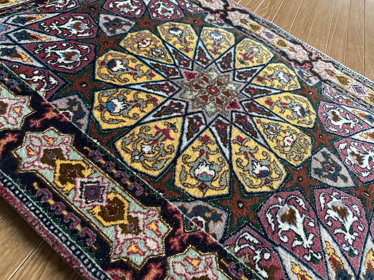 タブリーズ産カーペット (90×60cm)