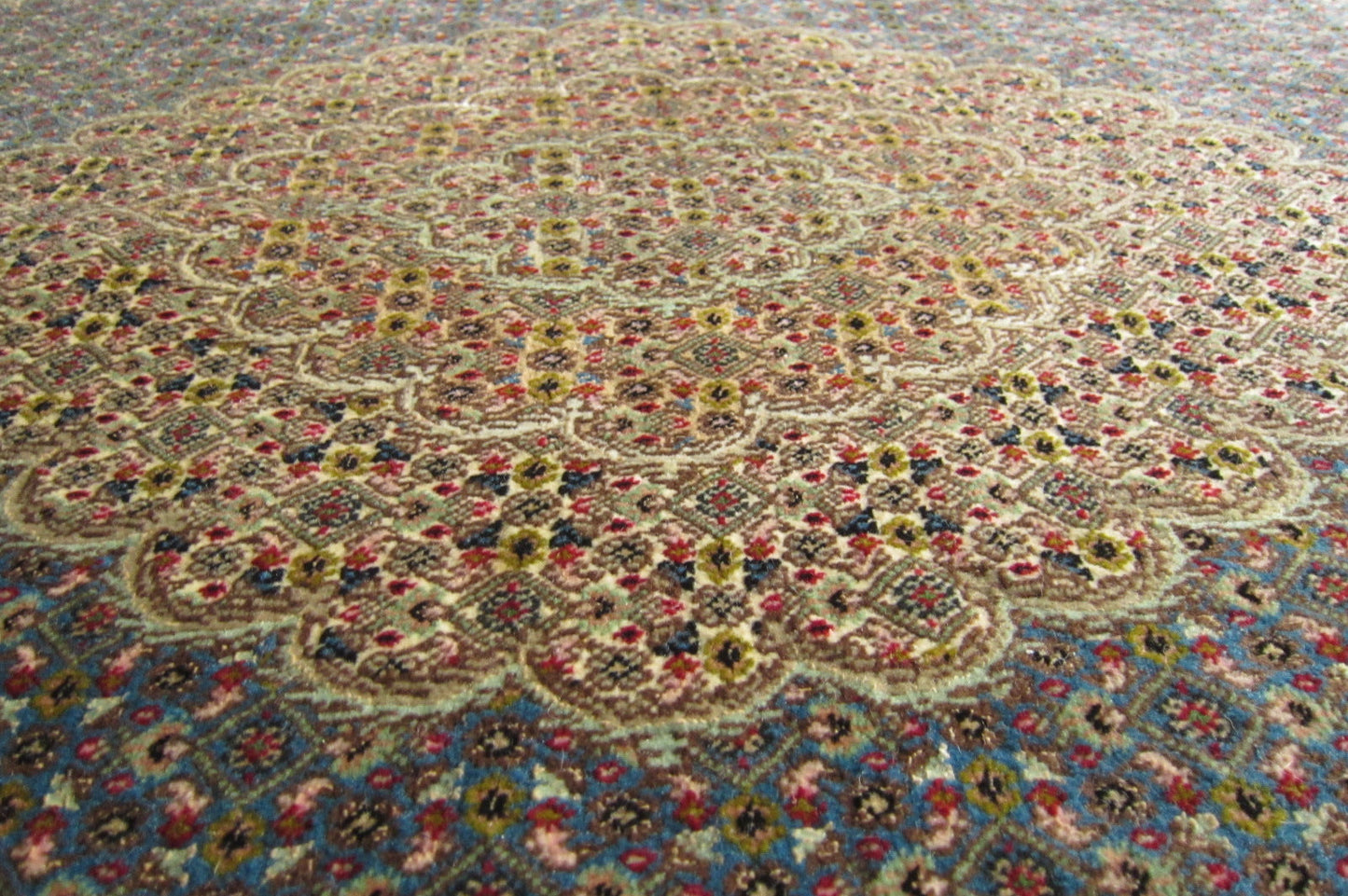 タブリーズ産カーペット (196×151cm)