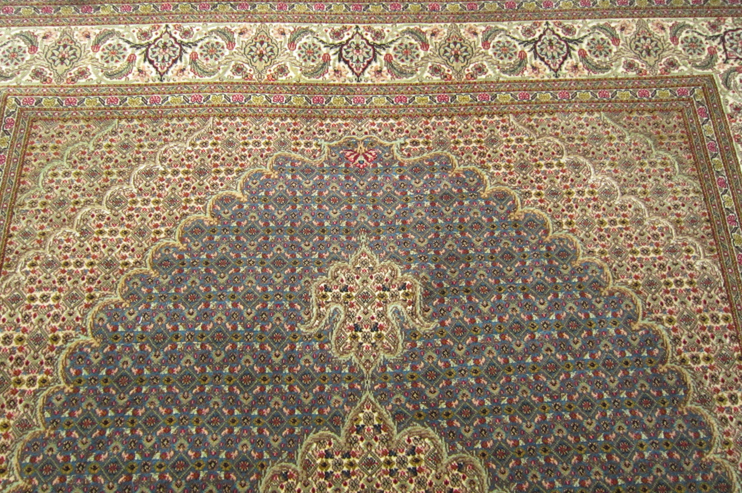 タブリーズ産カーペット (196×151cm)