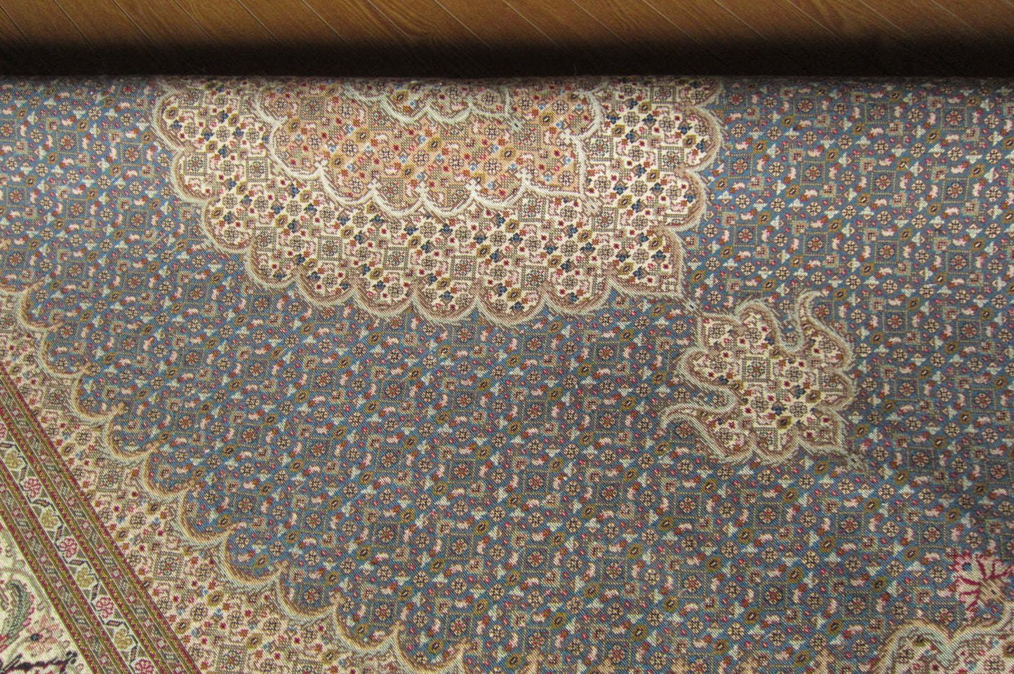 タブリーズ産カーペット (196×151cm)