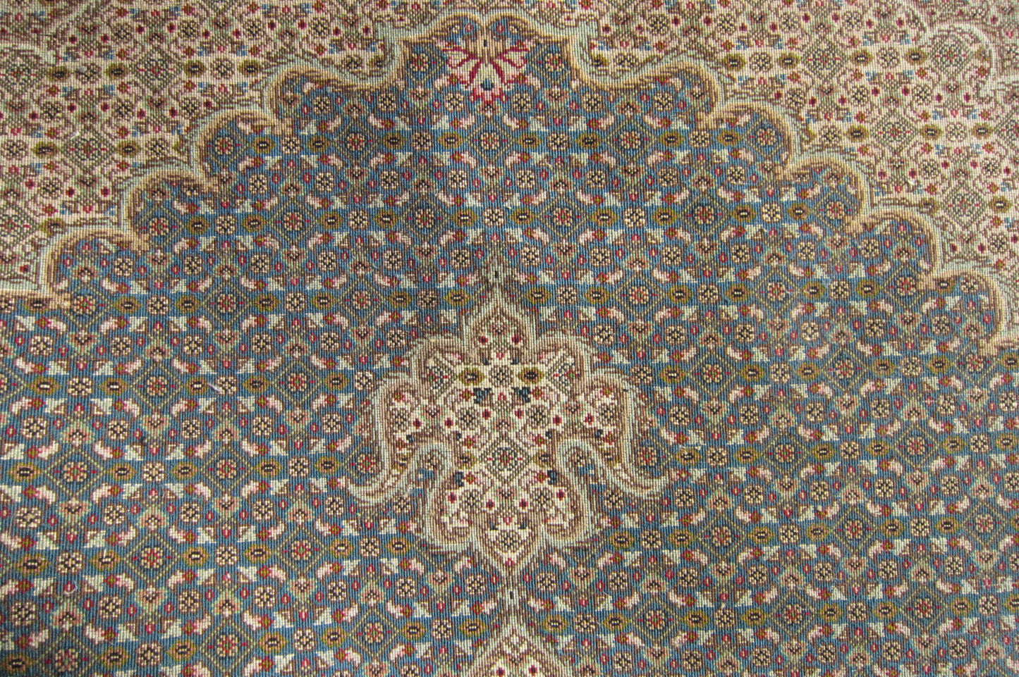 タブリーズ産カーペット (196×151cm)