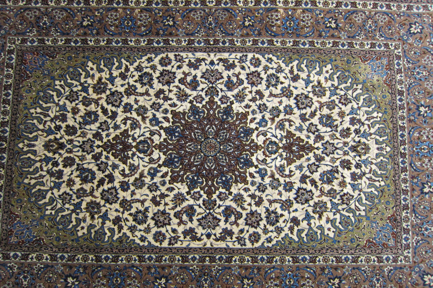 イスファハン産カーペット (252×158cm)