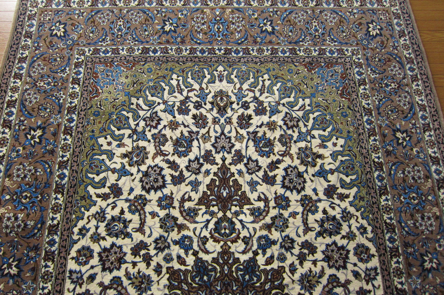 イスファハン産カーペット (252×158cm)