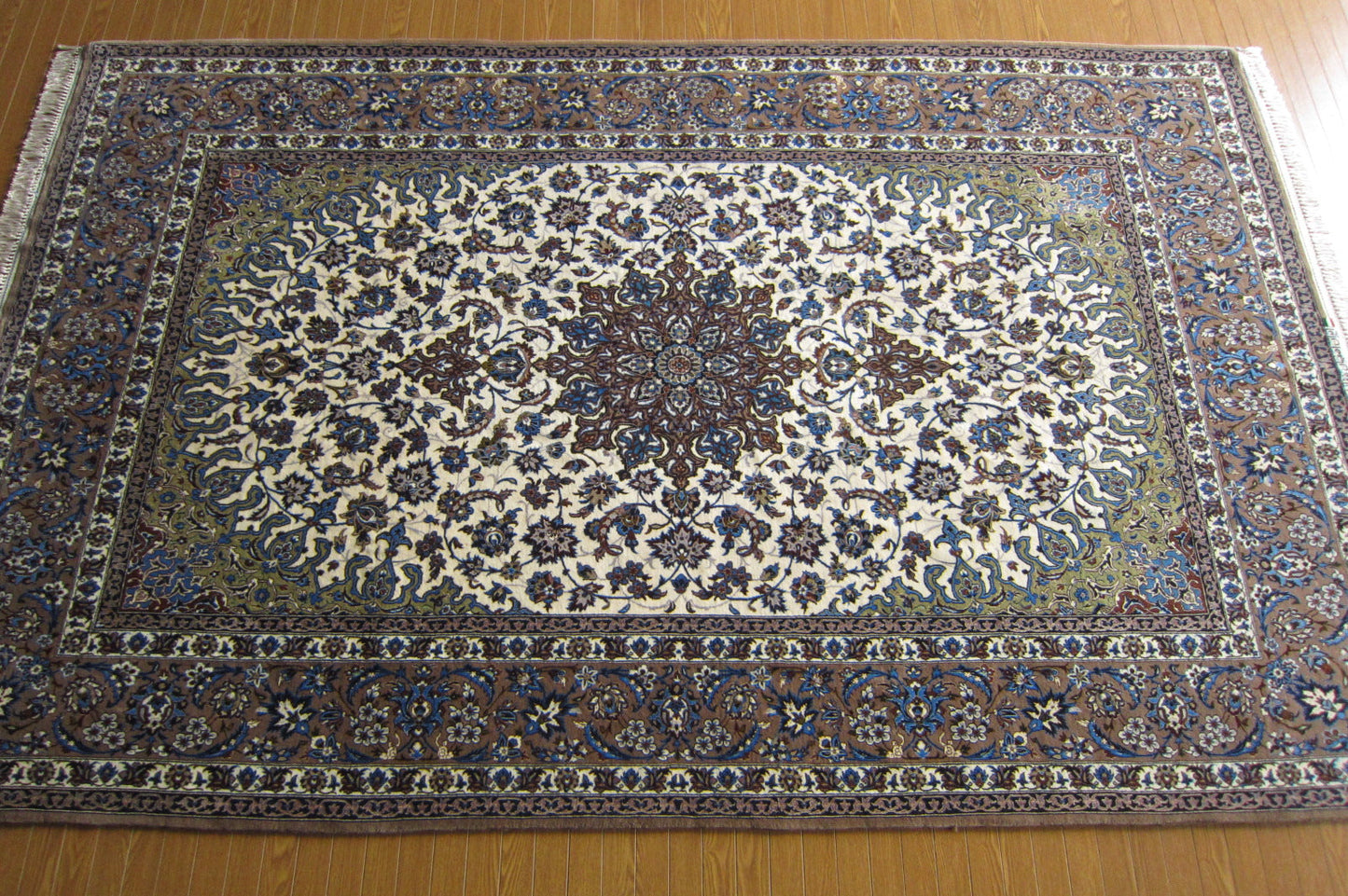 イスファハン産カーペット (252×158cm)