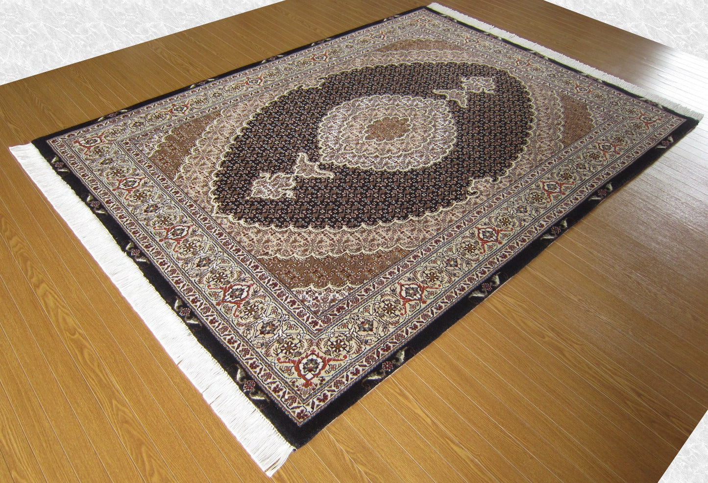タブリーズ産カーペット (204×150cm)