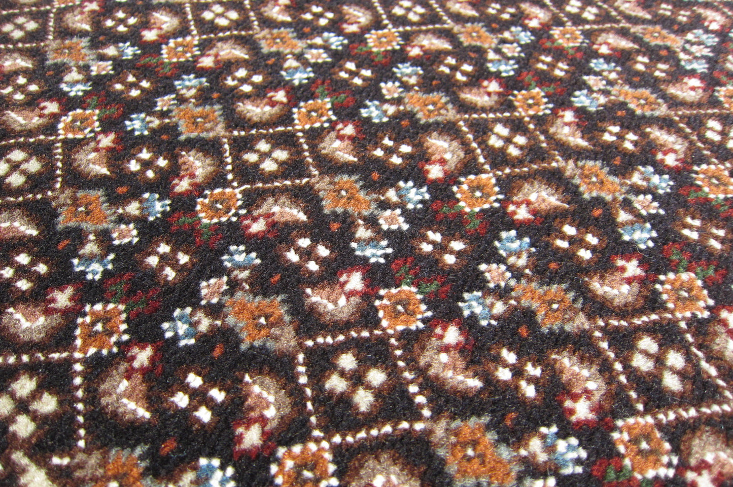 タブリーズ産カーペット (204×150cm)