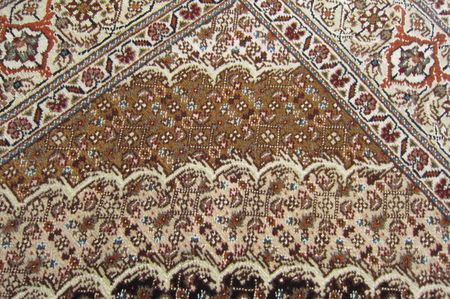 タブリーズ産カーペット (204×150cm)