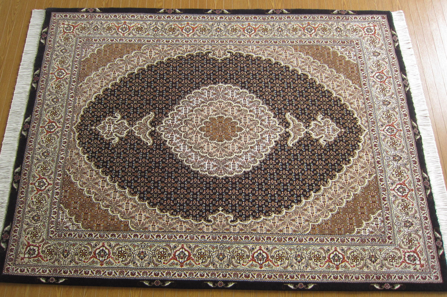 タブリーズ産カーペット (204×150cm)