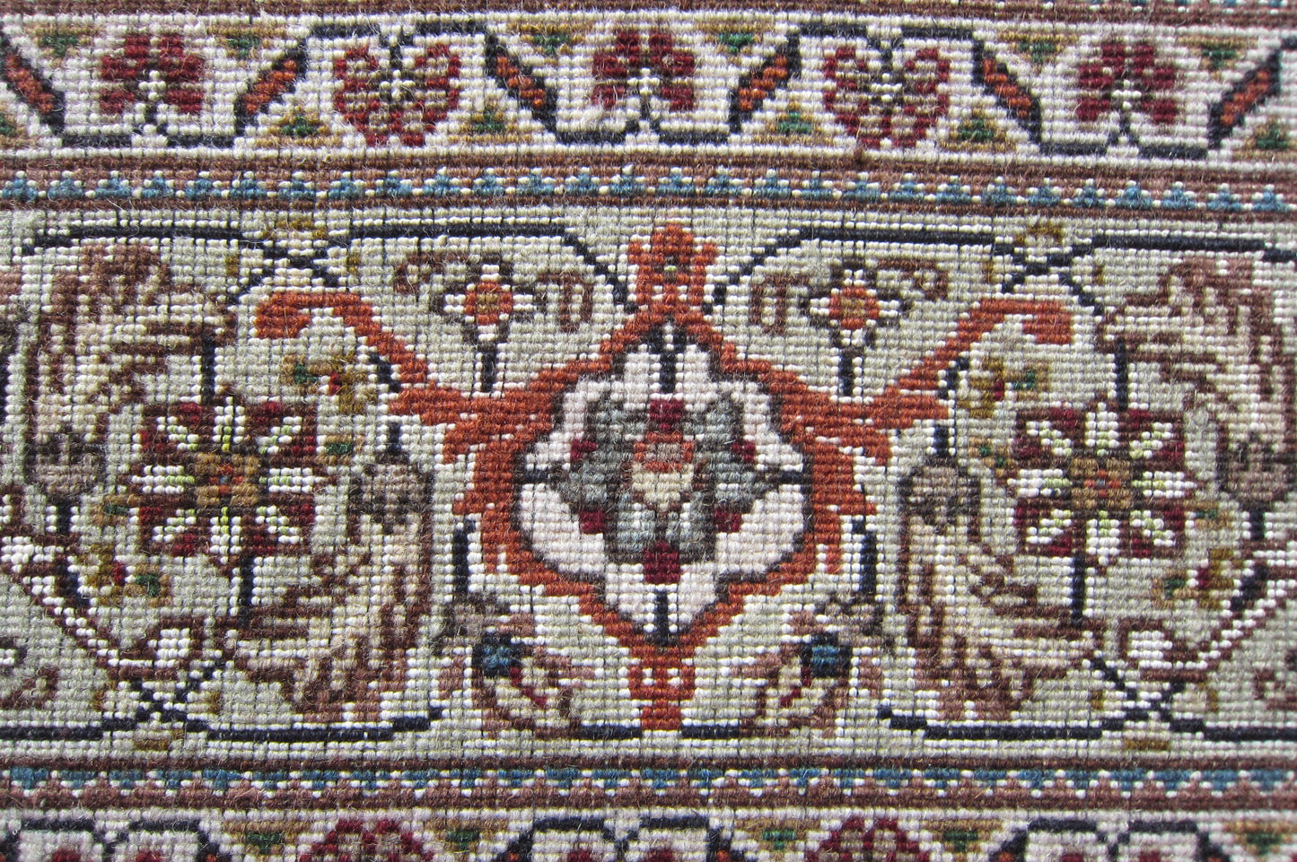 タブリーズ産カーペット (203×150cm)