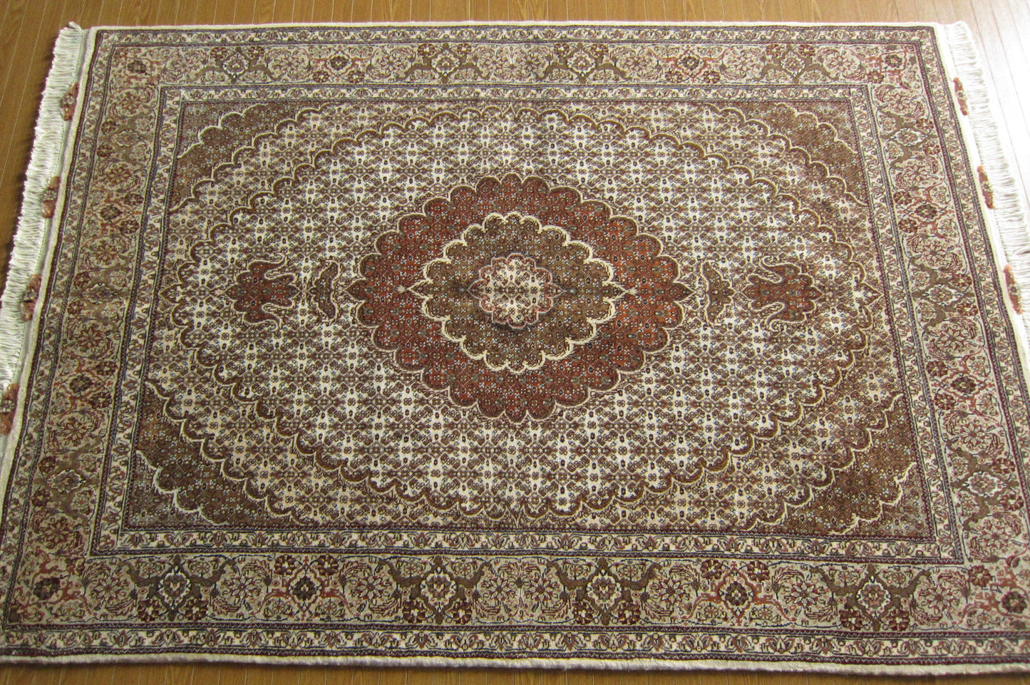 タブリーズ産カーペット (215×150cm)