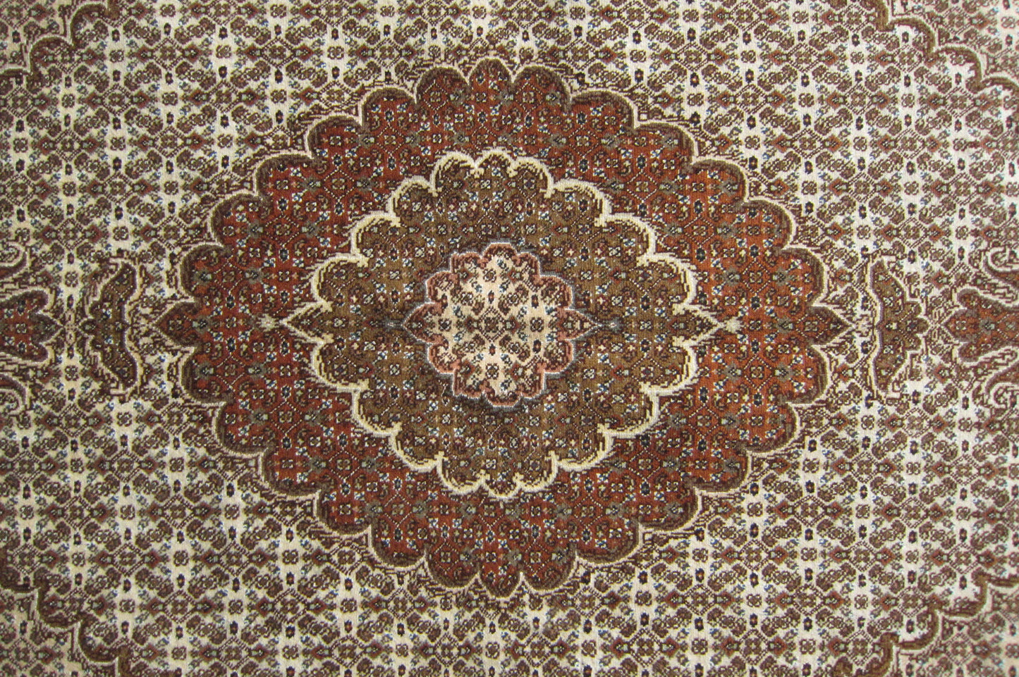 タブリーズ産カーペット (215×150cm)