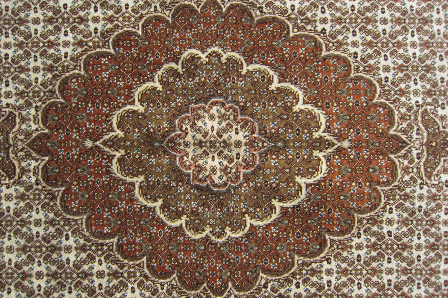 タブリーズ産カーペット (215×150cm)