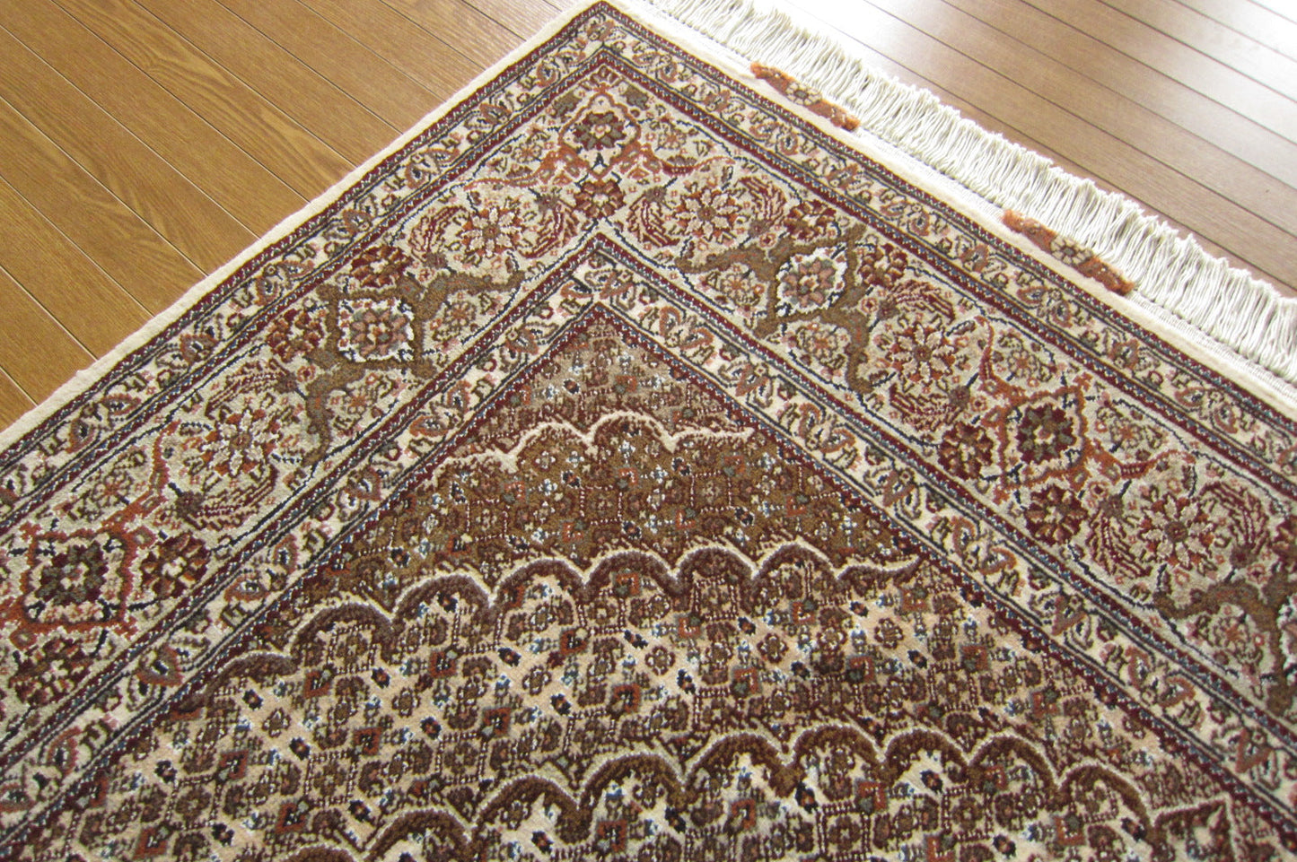 タブリーズ産カーペット (215×150cm)