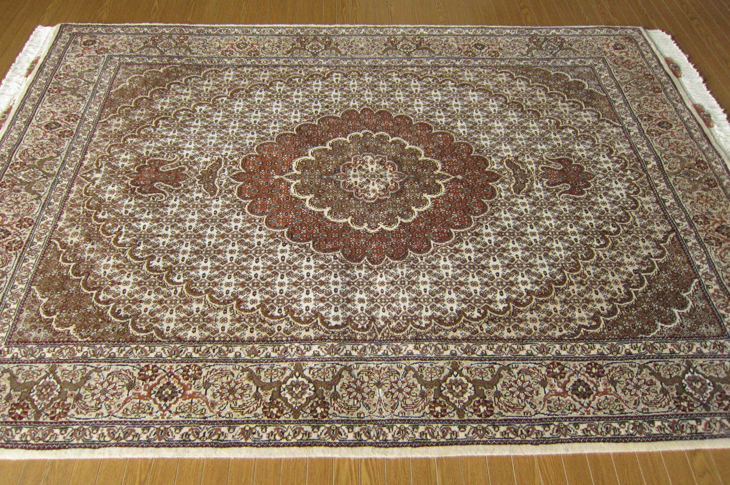 タブリーズ産カーペット (215×150cm)
