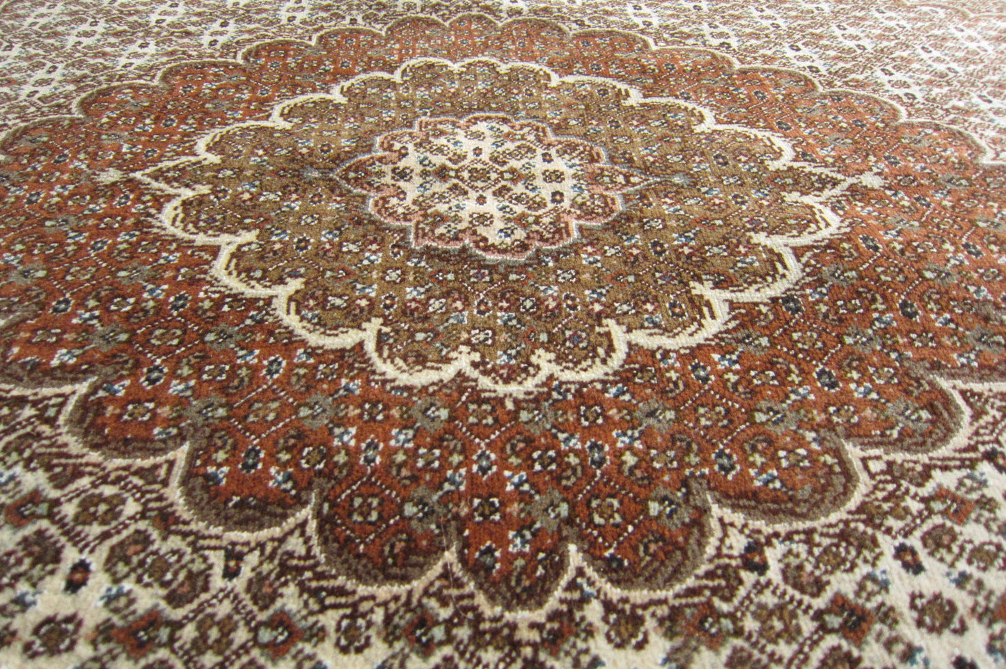 タブリーズ産カーペット (215×150cm)