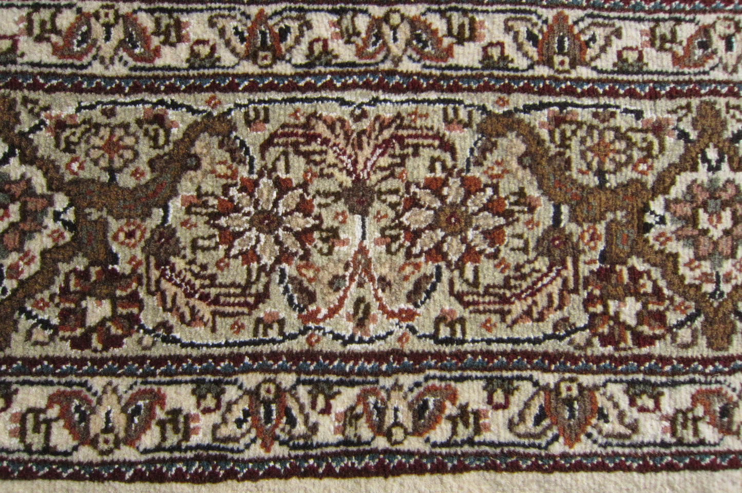 タブリーズ産カーペット (215×150cm)