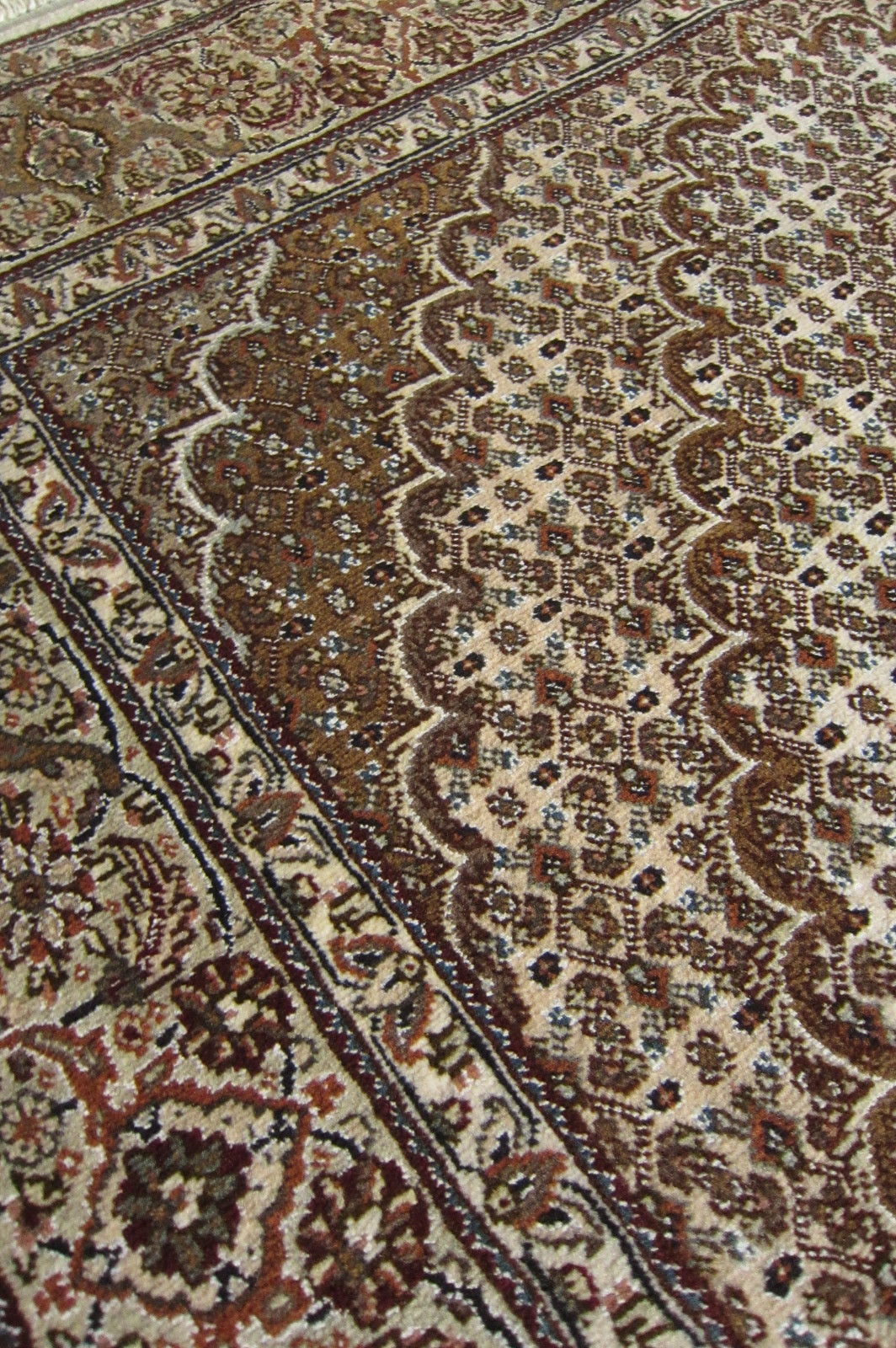 タブリーズ産カーペット (215×150cm)