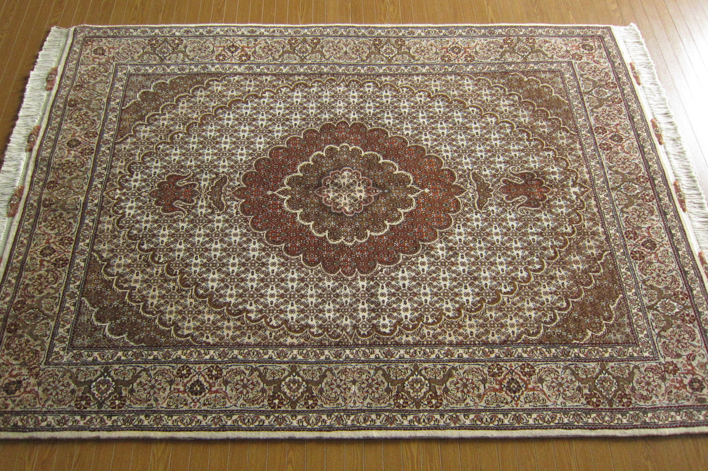タブリーズ産カーペット (215×150cm)