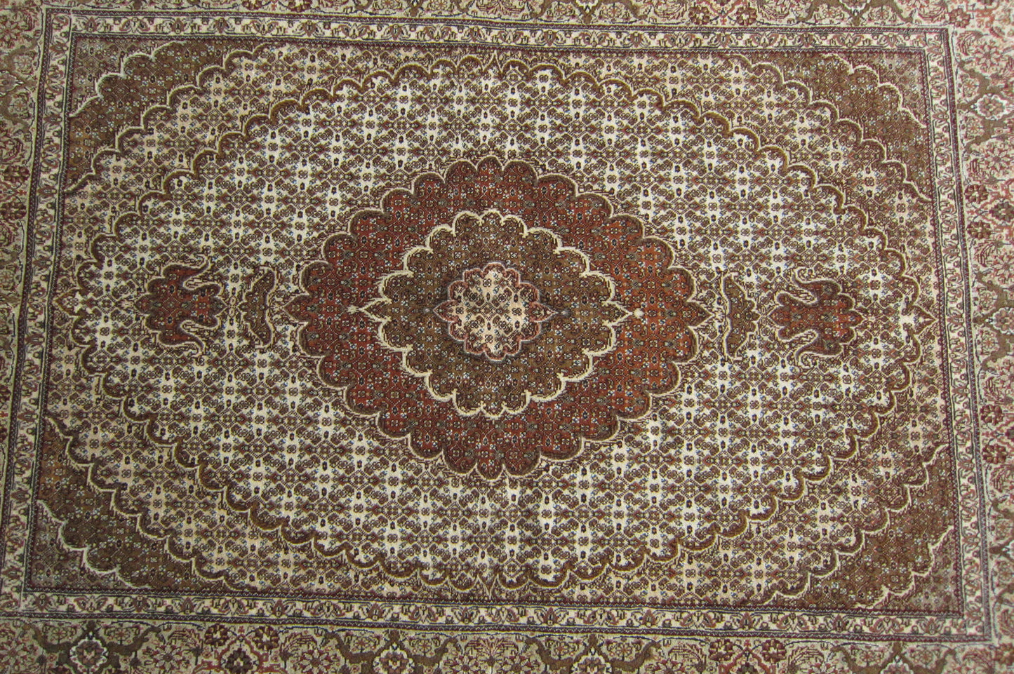 タブリーズ産カーペット (215×150cm)