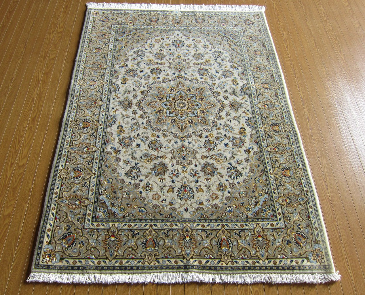 カーシャン産カーペット (163×116cm)