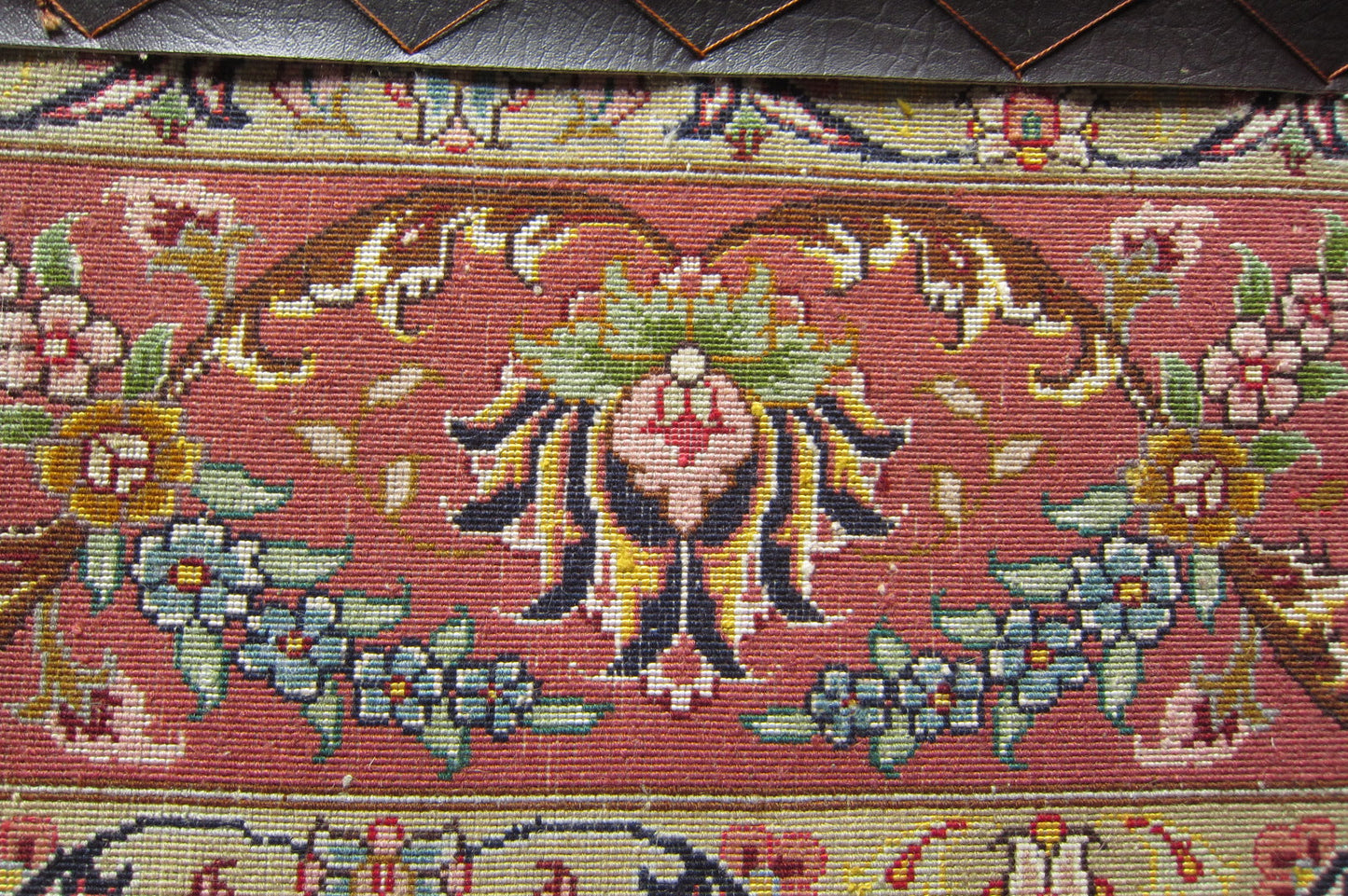 タブリーズ産カーペット (202×152cm)