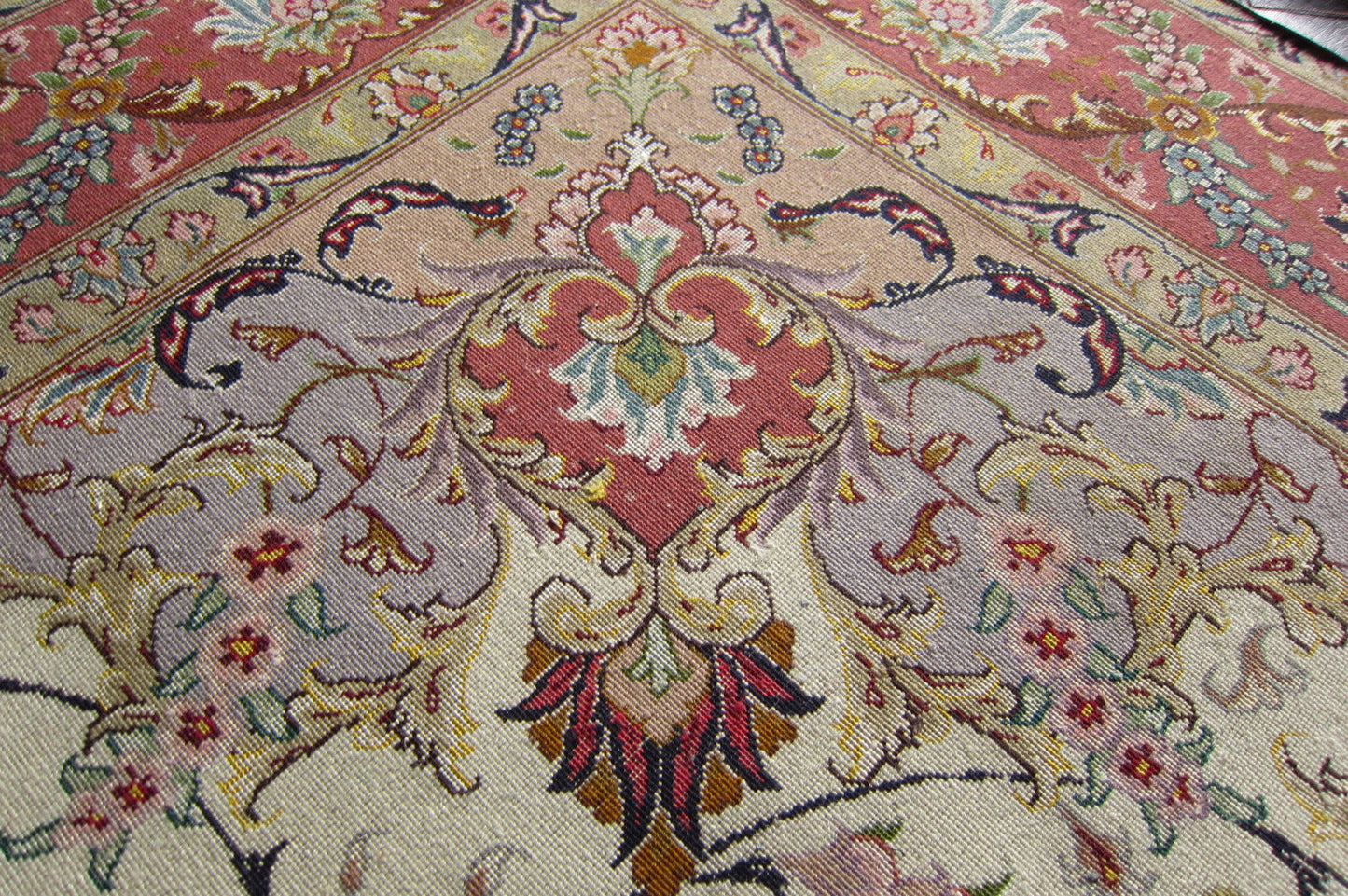 タブリーズ産カーペット (202×152cm)
