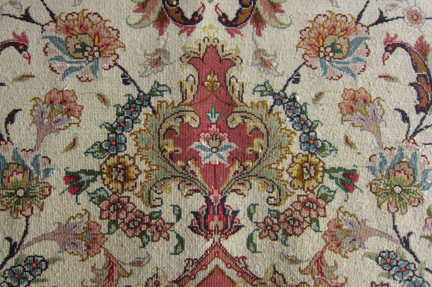 タブリーズ産カーペット (202×152cm)