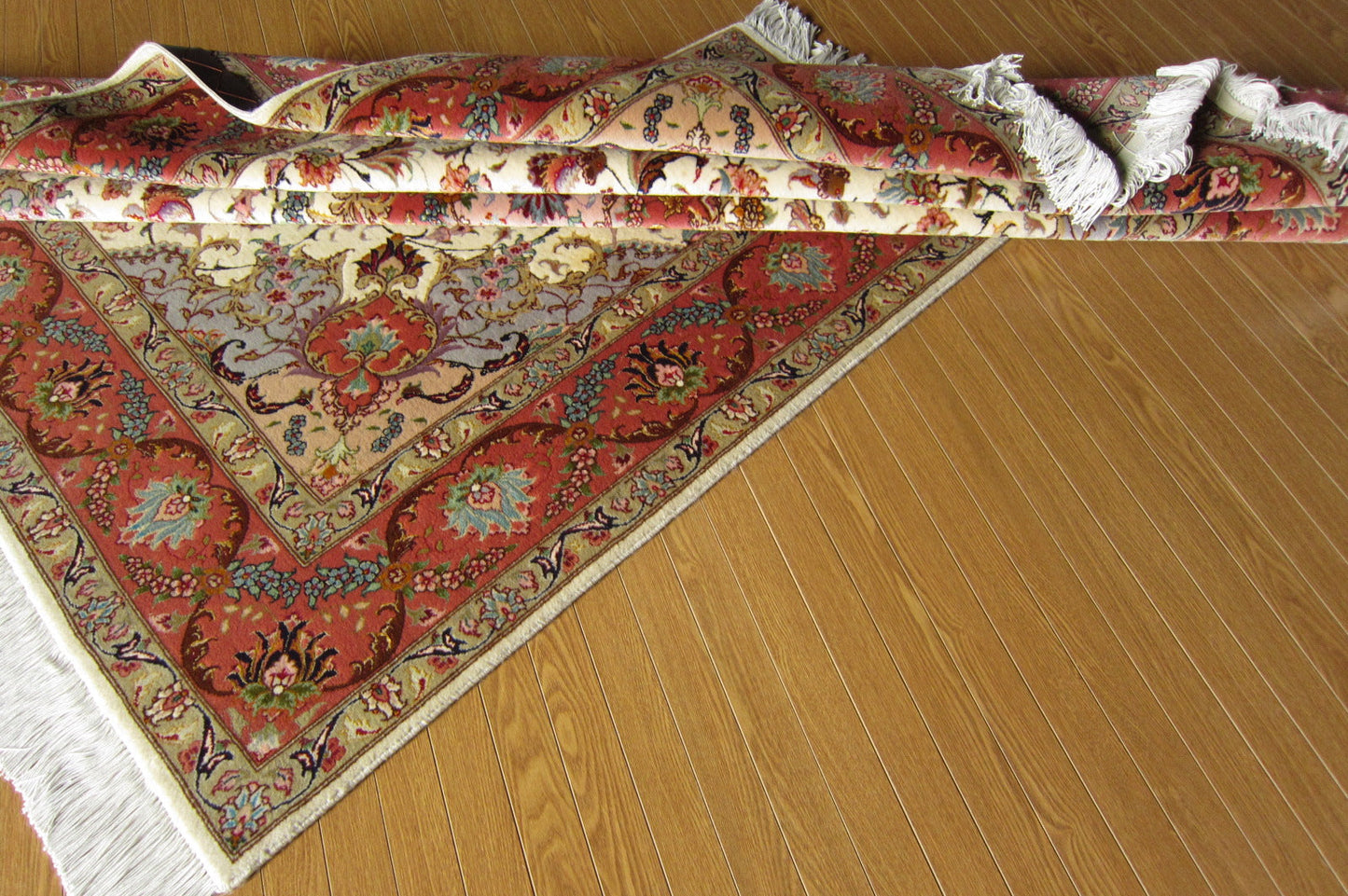 タブリーズ産カーペット (202×152cm)