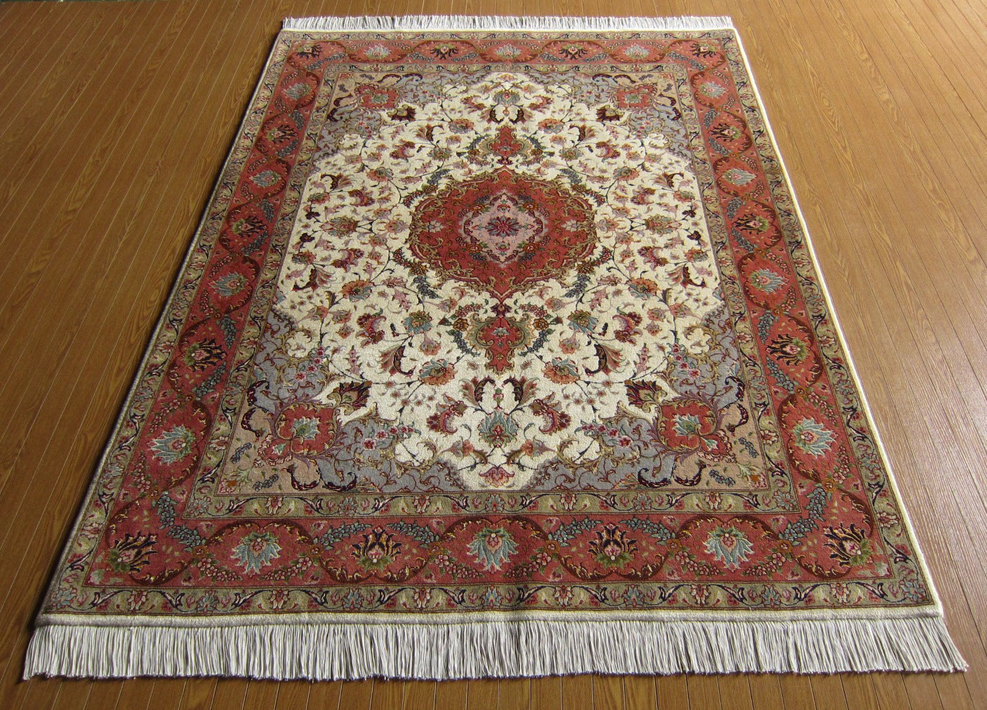 タブリーズ産カーペット (202×152cm)