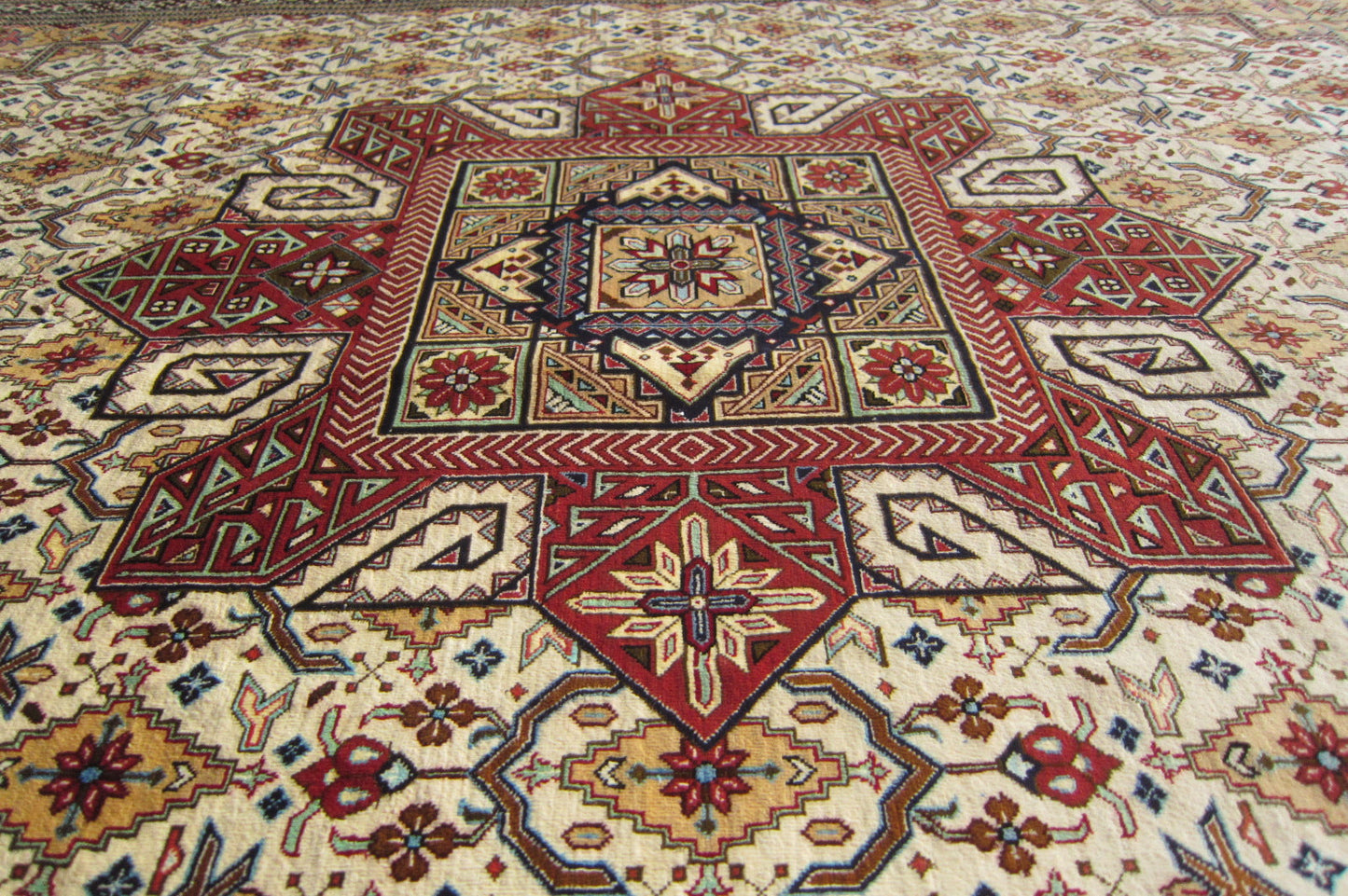 クム産 AHMADI シルクカーペット (196×126cm)