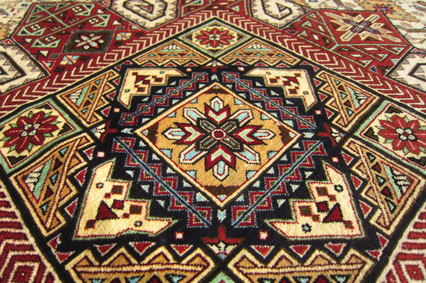 クム産 AHMADI シルクカーペット (196×126cm)