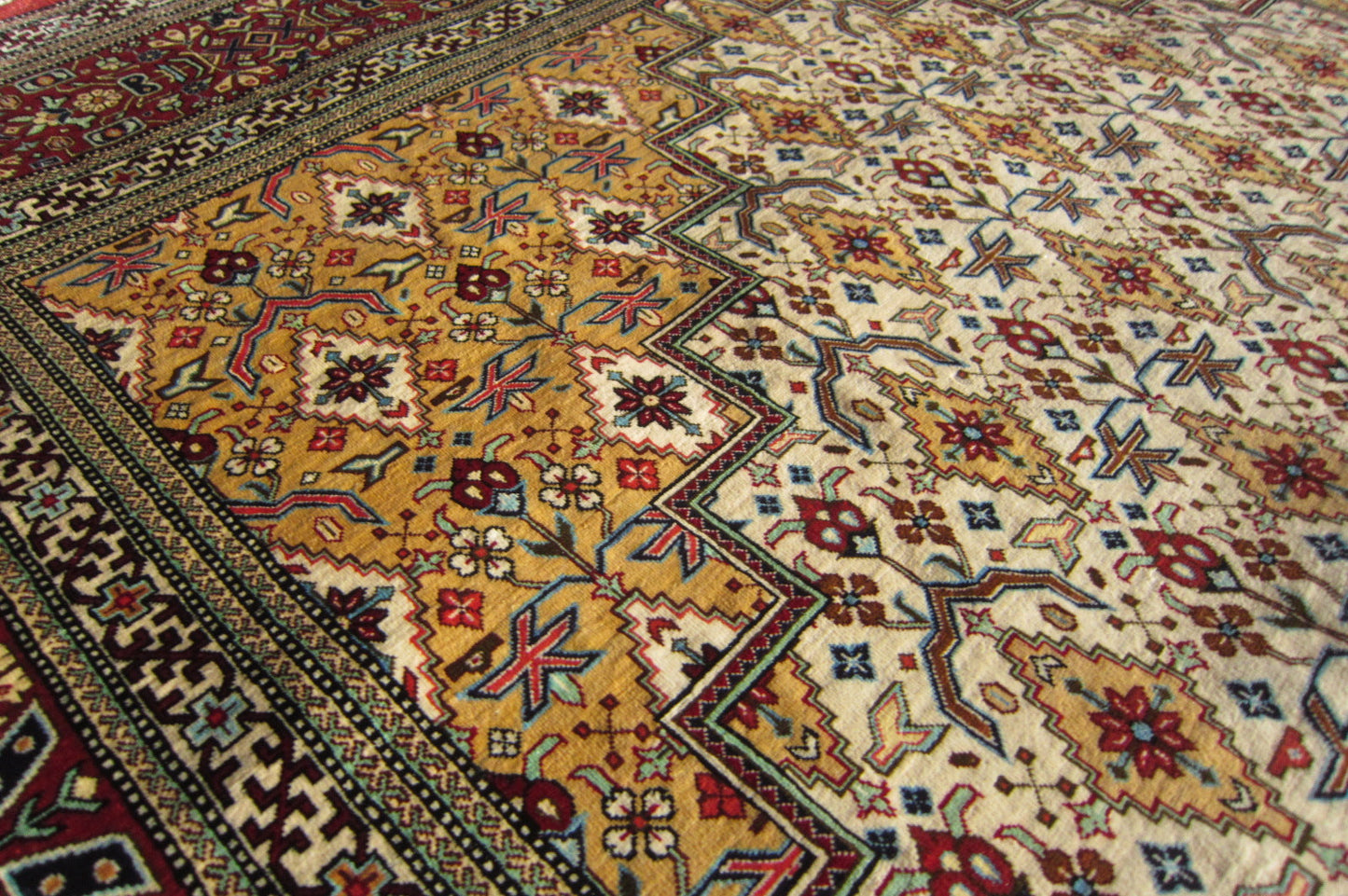 クム産 AHMADI シルクカーペット (196×126cm)