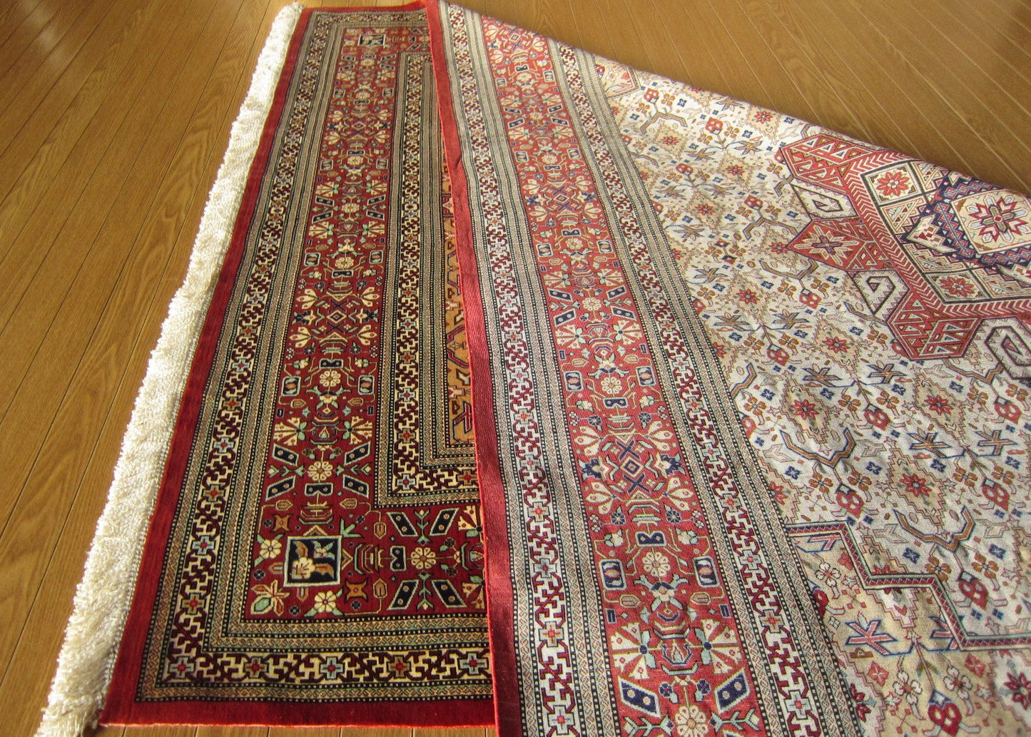 クム産 AHMADI シルクカーペット (196×126cm)