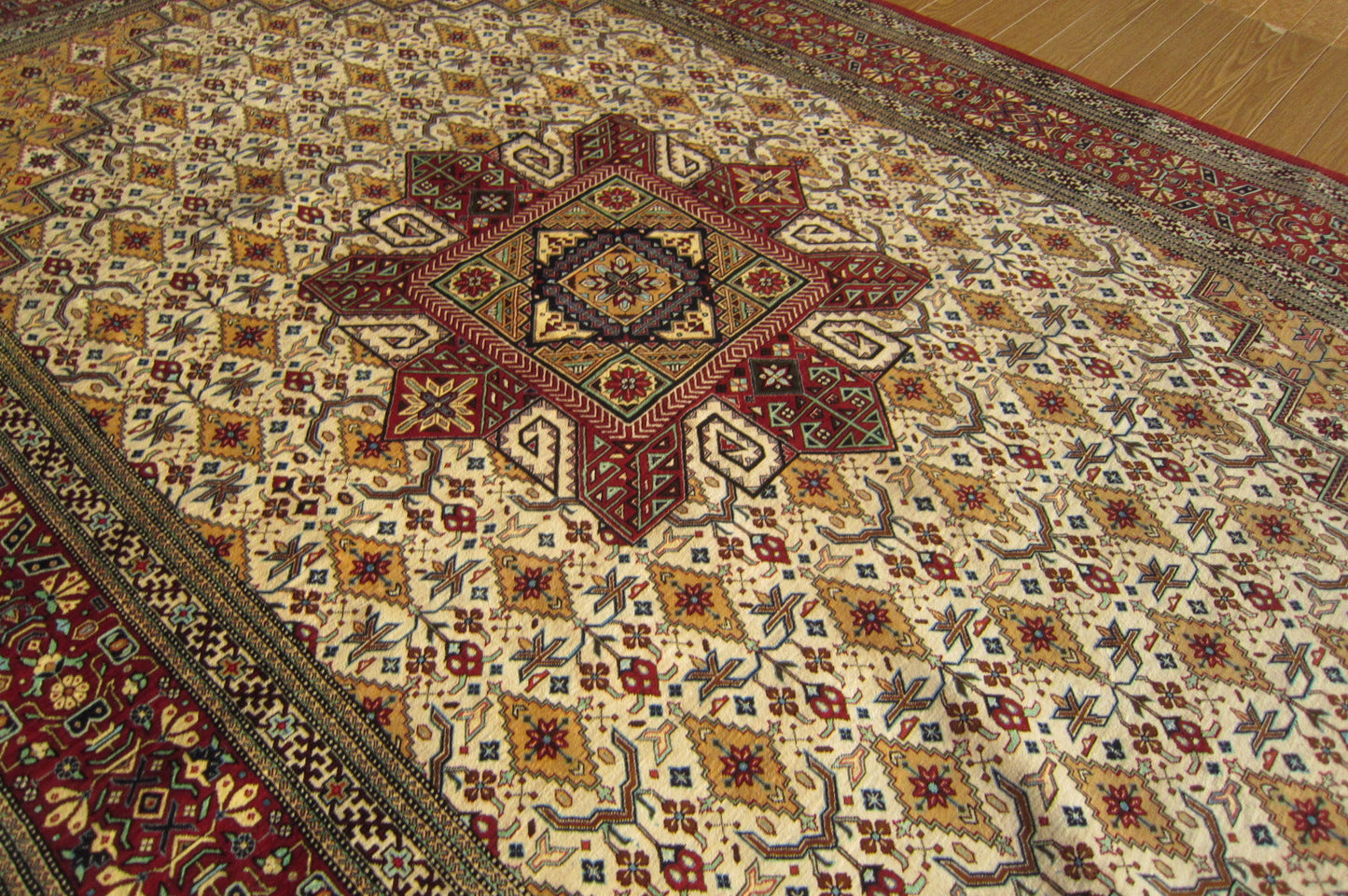 クム産 AHMADI シルクカーペット (196×126cm)