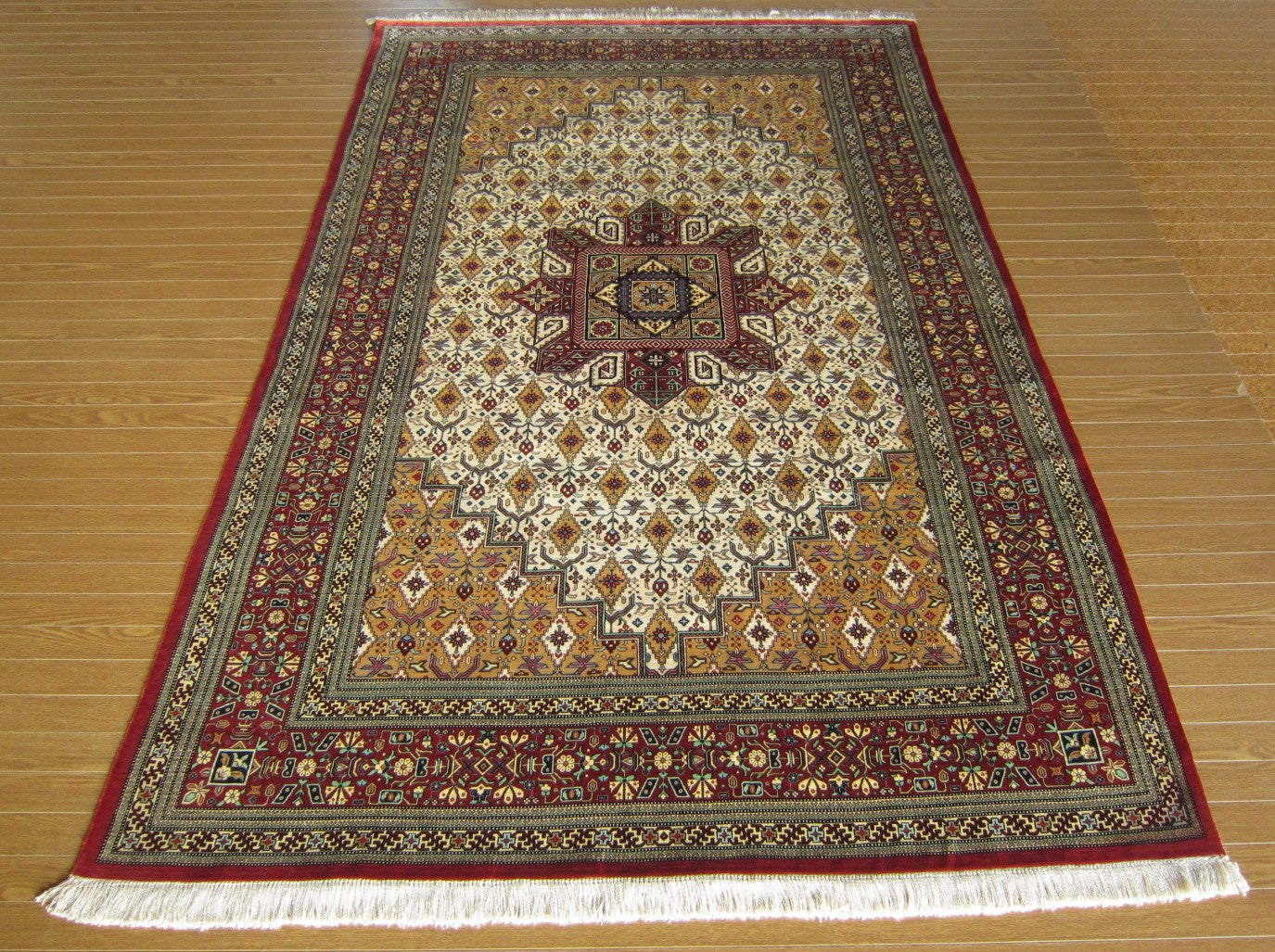 クム産 AHMADI シルクカーペット (196×126cm)