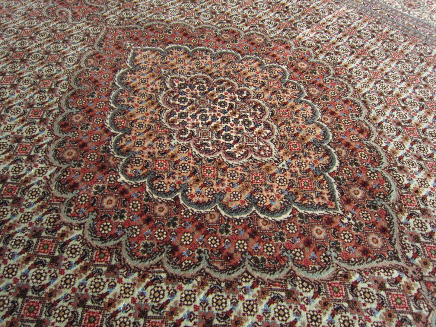 タブリーズ産カーペット (212×155cm)