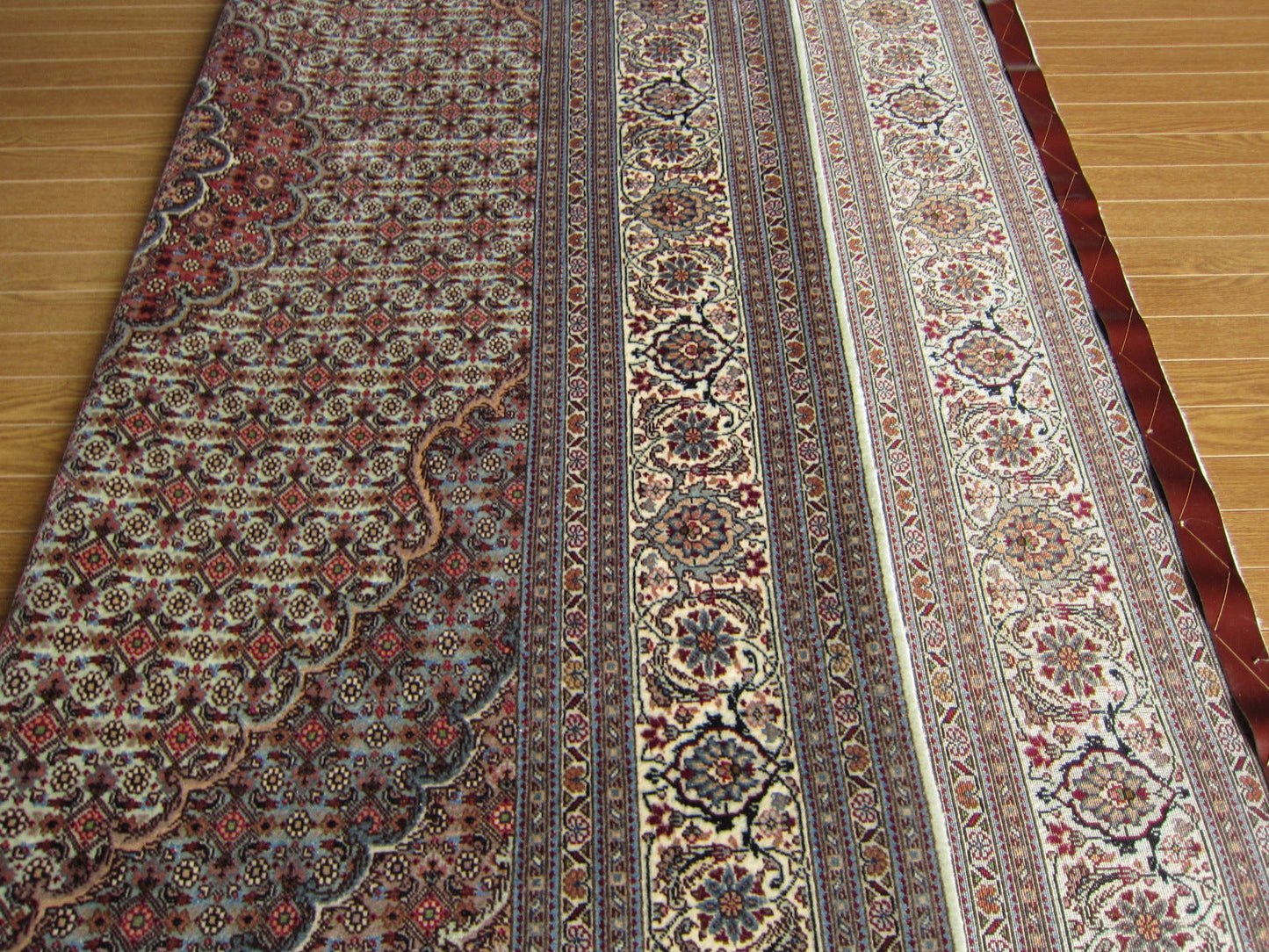 タブリーズ産カーペット (212×155cm)