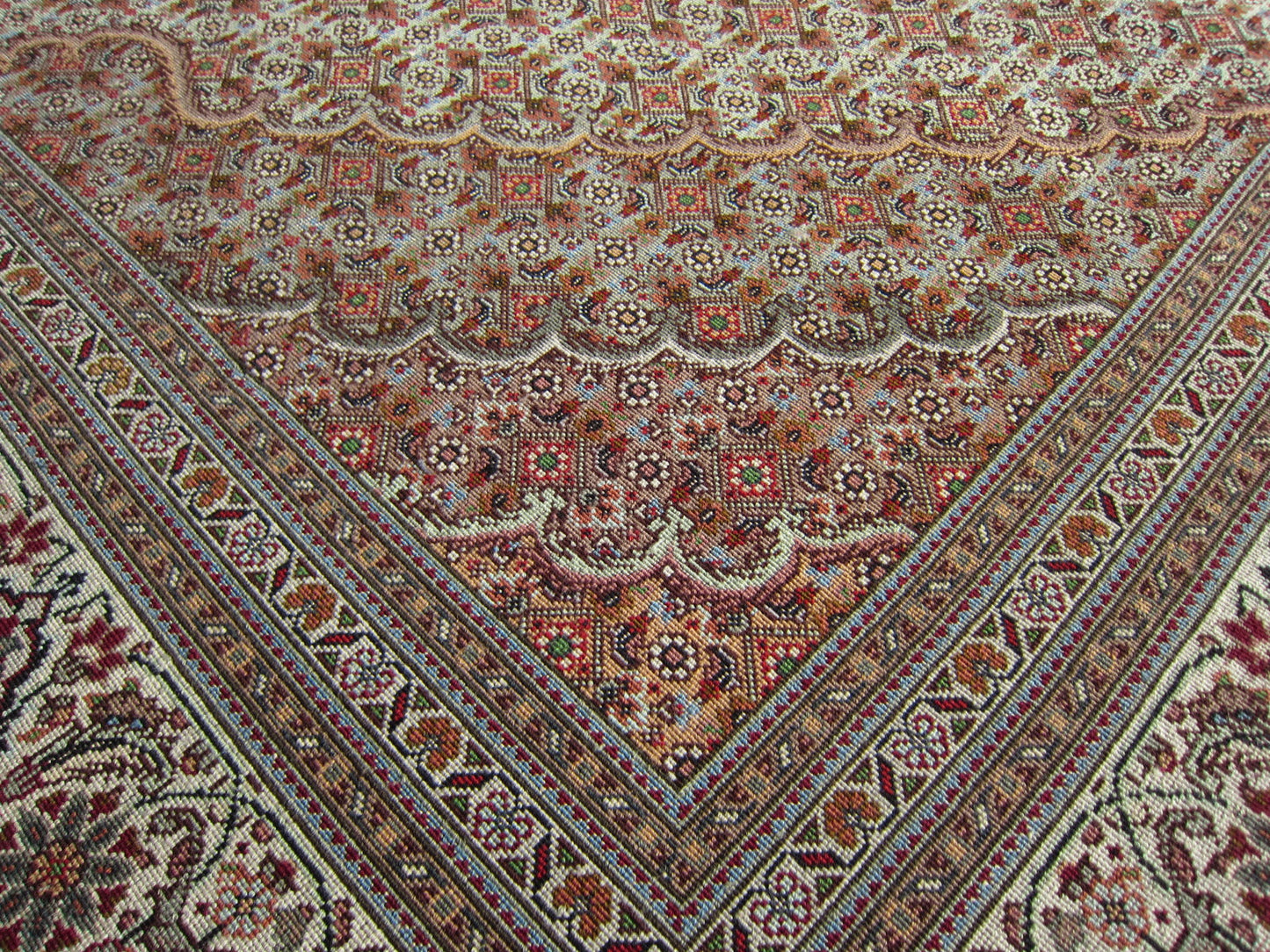 タブリーズ産カーペット (212×155cm)