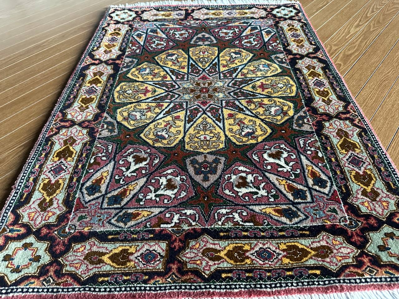 タブリーズ産カーペット (90×60cm)