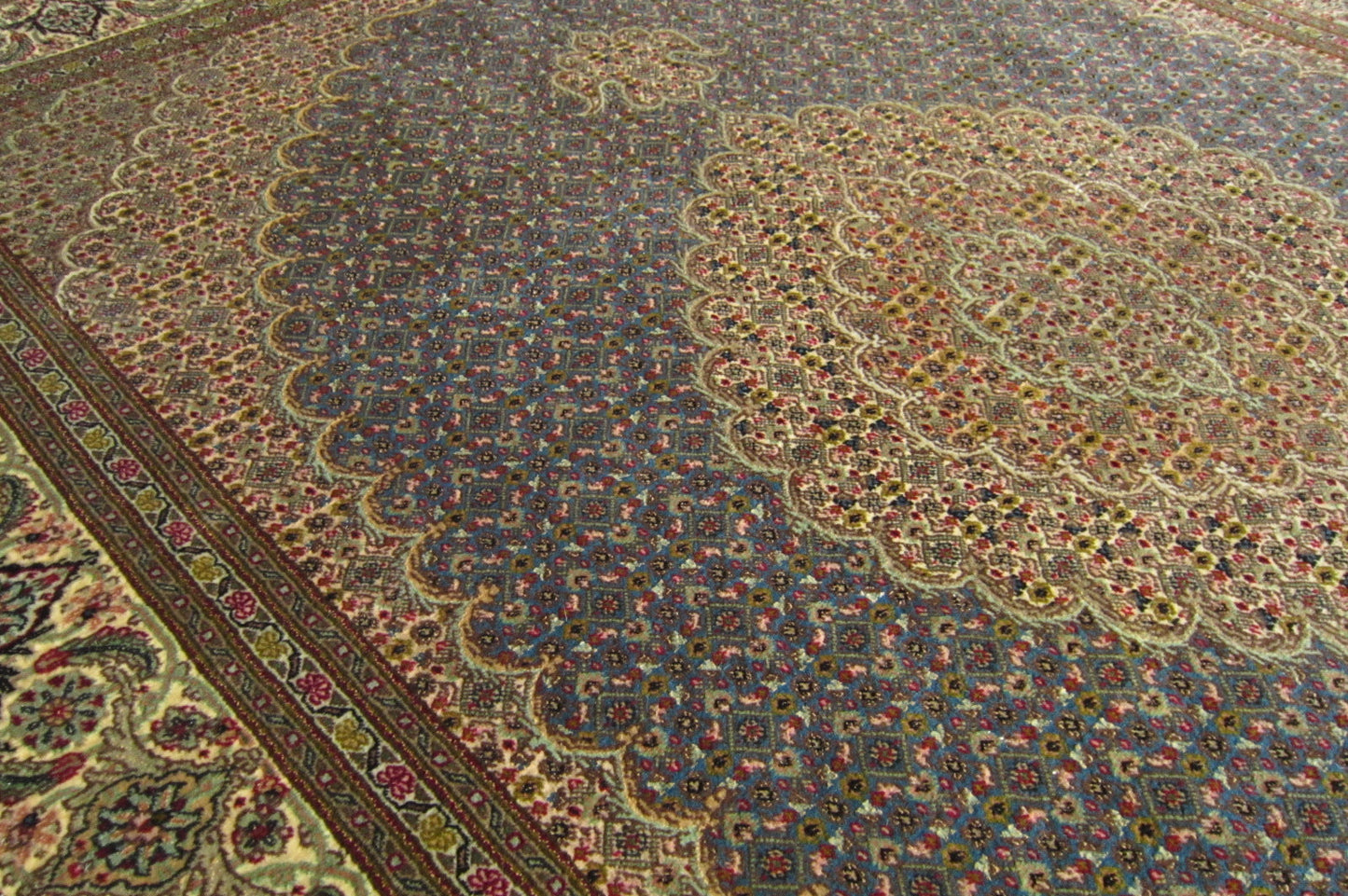 タブリーズ産カーペット (196×151cm)